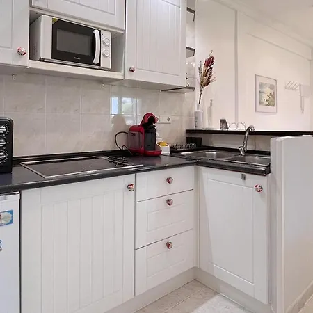 Immaculate 2-bed In Apartment *